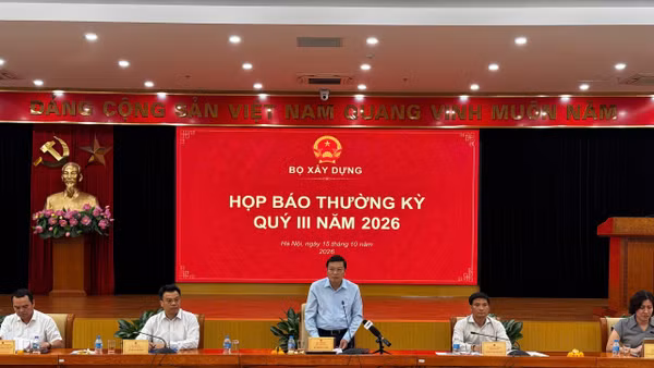 Thứ trưởng Xây dựng Lê Hồng Vinh điều hành họp báo thường kỳ quý III năm 2026 của Bộ Xây dựng.