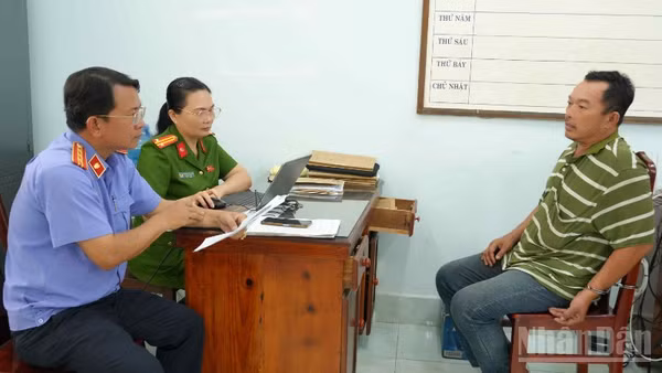Đối tượng Dương Tấn Cường làm việc với cơ quan chức năng.