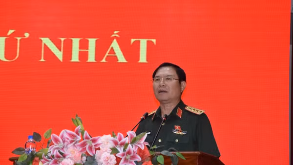 Đại tướng Nguyễn Tân Cương phát biểu tại buổi tiếp xúc cử tri trên địa bàn tỉnh Đồng Tháp.