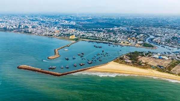 Biển Mũi Né sở hữu bờ cát dài, mịn và thoai thoải
