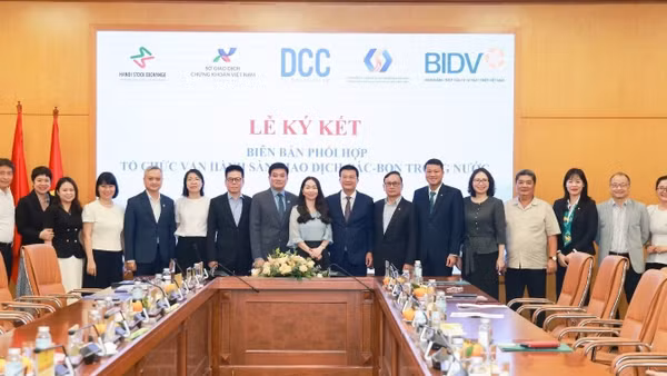 Đại diện các đơn vị tham dự Lễ ký kết chụp ảnh lưu niệm.