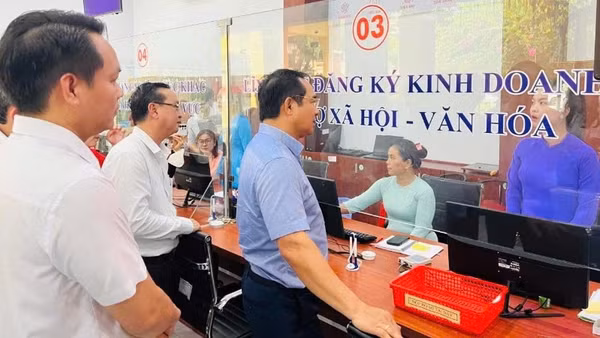 Chủ tịch Ủy ban nhân dân Thành phố Hồ Chí Minh Nguyễn Văn Được kiểm tra, khảo sát Trung tâm Phục vụ hành chính công phường Phú An. (Ảnh: CTV)