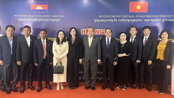 Đại diện Bộ Thương mại Vương quốc Campuchia, Bộ Công thương Việt Nam, Ủy ban nhân dân tỉnh Tây Ninh trong một lần đồng tổ chức hội nghị kết nối giao thương. (Ảnh: MINH ANH)