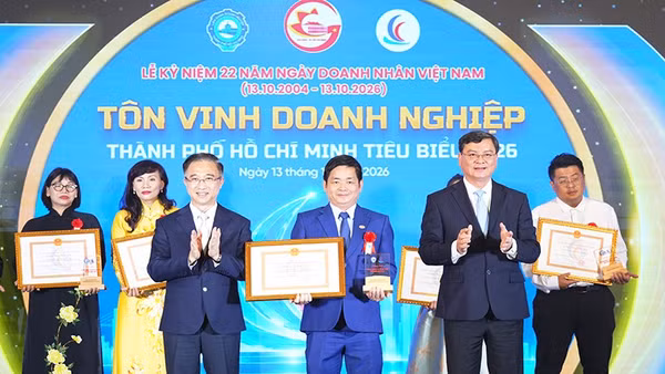 Lãnh đạo Thành phố Hồ Chí Minh trao danh hiệu “Doanh nghiệp Thành phố Hồ Chí Minh tiêu biểu” năm 2026 cho đại diện các doanh nghiệp. (Ảnh: CTV)