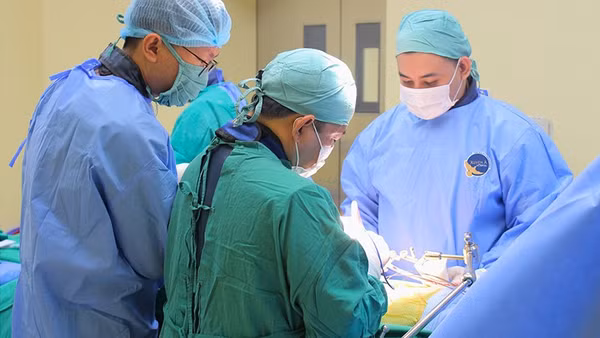 Ê-kíp phẫu thuật phối hợp Ngoại Thần kinh và Gây mê hồi sức. (Ảnh: Bệnh viện cung cấp)