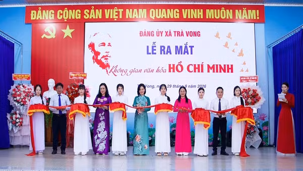 Lãnh đạo Ban Tuyên giáo Tỉnh ủy Tây Ninh và cán bộ, đảng viên xã Trà Vong dự ra mắt Không gian văn hóa Hồ Chí Minh của xã. (Ảnh: HỒNG THẮM)