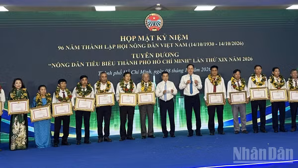 Ban tổ chức trao tặng Bằng khen của Chủ tịch Ủy ban nhân dân Thành phố Hồ Chí Minh cho các nông dân có thành tích xuất sắc, đạt danh hiệu “Nông dân tiêu biểu Thành phố Hồ Chí Minh” năm 2026 (Ảnh: HOÀNG LIÊM)