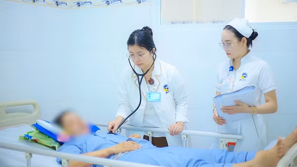 Bác sĩ thăm khám người bệnh sau 48 giờ nhập viện. (Ảnh: Bệnh viện cung cấp)