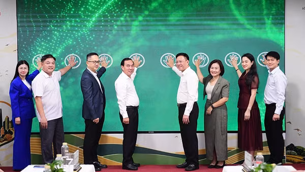 Đại diện Ban tổ chức và các đại biểu thực hiện nghi thức phát động Cuộc thi. (Ảnh: QUANG ĐỊNH)