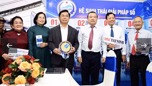 Lãnh đạo tỉnh Tây Ninh tại Ngày hội Khoa học, Công nghệ, Đổi mới sáng tạo và Chuyển đổi số tỉnh Tây Ninh năm 2026. (Ảnh: Sở Khoa học và Công nghệ tỉnh Tây Ninh)