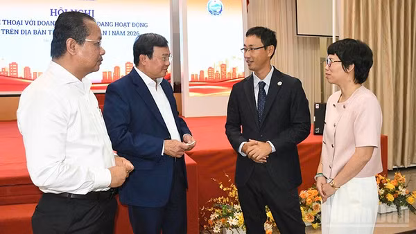 Chủ tịch Ủy ban nhân dân tỉnh Tây Ninh Lê Văn Hẳn đối thoại cùng doanh nghiệp. (Ảnh: MINH ANH)