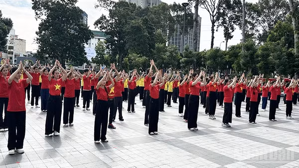 Sinh viên đồng diễn nghệ thuật chào mừng kỷ niệm 70 năm Ngày truyền thống Hội Liên hiệp Thanh niên Việt Nam (Ảnh: HOÀNG LIÊM)
