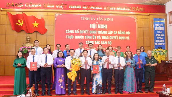 Ban Chấp hành Đảng bộ Mặt trận Tổ quốc, các đoàn thể tỉnh Tây Ninh nhiệm kỳ 2025-2030 ra mắt hội nghị. (Ảnh: Tỉnh ủy Tây Ninh)