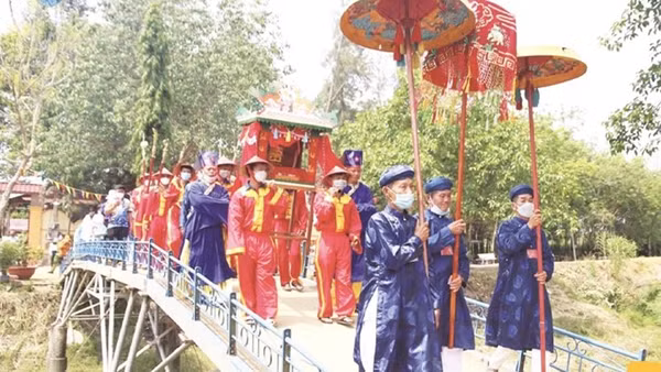 Lễ giỗ Quan lớn Trà Vong thu hút đông đảo người dân tham gia. (Ảnh: Xã Trà Vong cung cấp)