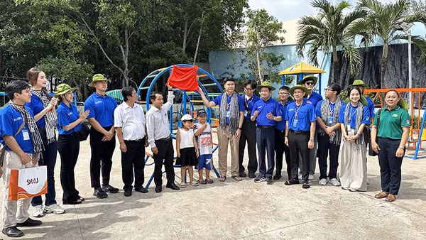 Ban tổ chức khánh thành một sân chơi thiếu nhi ở xã đảo Thạnh An.