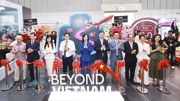 Các đại biểu thực hiện nghi thức công bố Dự án “Beyond Vietnam-Hàng Việt Cất Cánh”. (Ảnh: Ban tổ chức cung cấp)