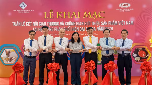 Các đại biểu thực hiện nghi thức khai mạc tuần lễ.