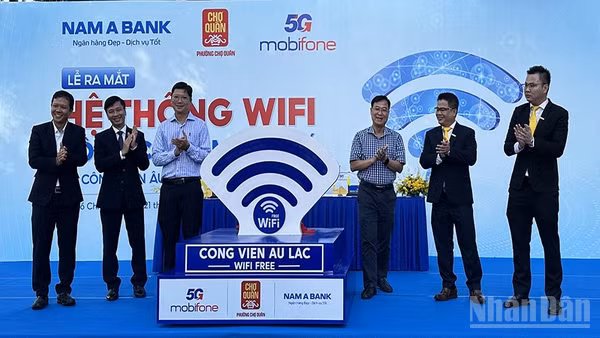 Các đại biểu thực hiện nghi thức ra mắt hệ thống wifi công cộng miễn phí tại công viên Âu Lạc. (Ảnh: HOÀNG LIÊM)