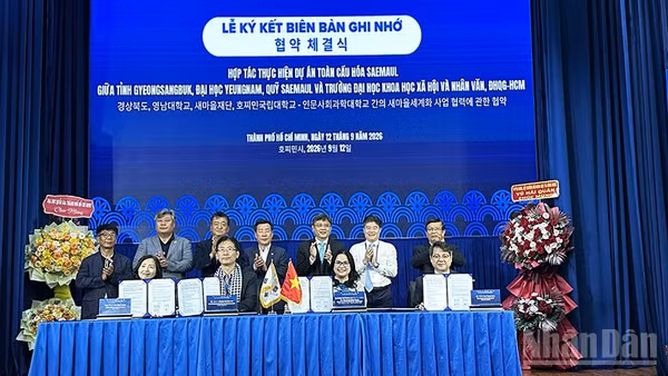 Trường đại học Khoa học Xã hội và Nhân văn (Đại học Quốc gia Thành phố Hồ Chí Minh), Trường đại học Yeungnam; Quỹ Saemaul và tỉnh Gyeongsangbuk ký kết Biên bản ghi nhớ về thịnh vượng chung bền vững và thiết lập quan hệ đối tác kinh tế Saemaul toàn cầu. (Ảnh: HOÀNG LIÊM)