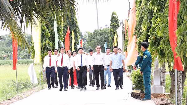 Phó Chủ tịch Ủy ban nhân dân tỉnh Tây Ninh Phạm Tấn Hòa (giữa) khánh thành tuyến đường. (Ảnh: xã An Ninh cung cấp)
