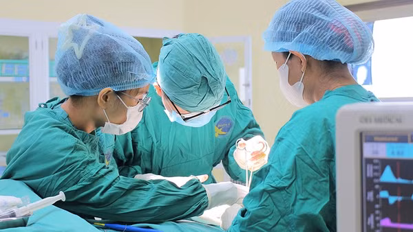 Ê-kíp phẫu thuật áp dụng phương pháp phẫu thuật kết hợp xương bằng nẹp vít hợp kim titanium đường trong miệng. (Ảnh: Bệnh viện cung cấp)