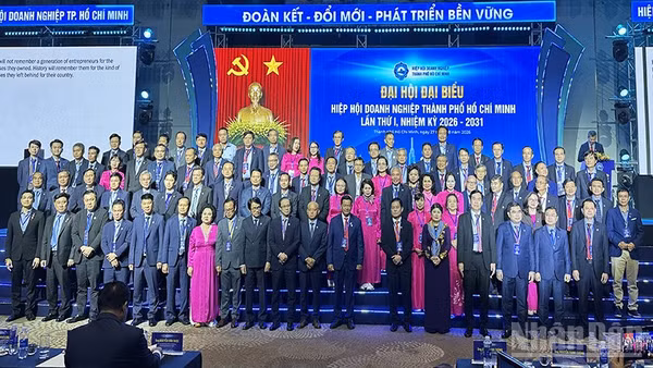 Ban Chấp hành Hiệp hội Doanh nghiệp Thành phố Hồ Chí Minh nhiệm kỳ 2026-2031 ra mắt. (Ảnh: HOÀNG LIÊM)