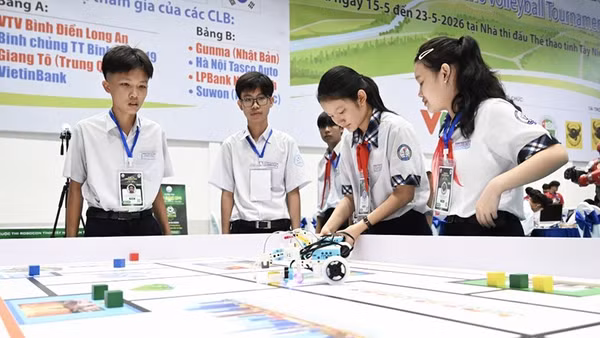 Các đội thi trực tiếp vận hành robot trên sa bàn. (Ảnh: Ban tổ chức)