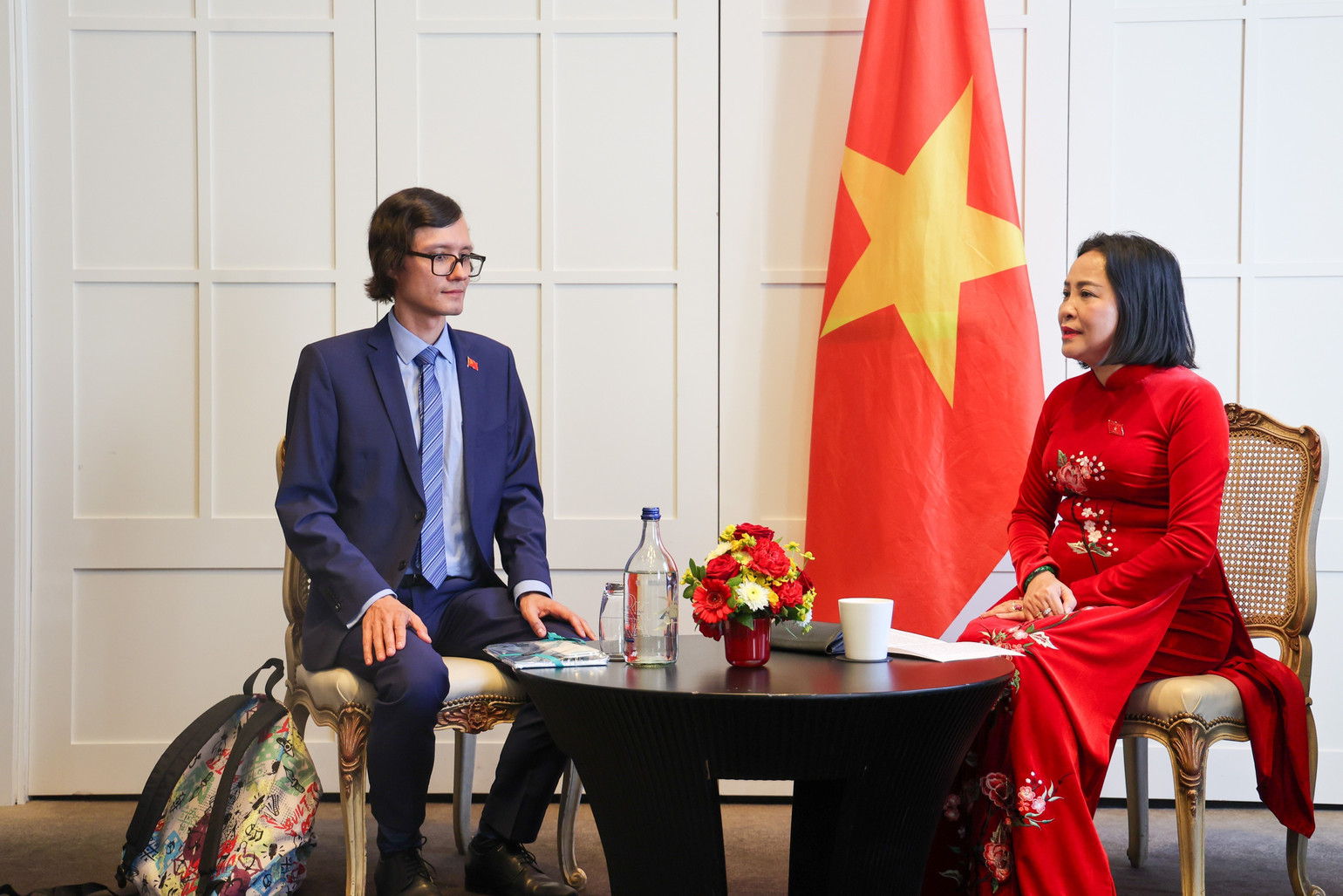Ủy vi&ecirc;n Trung ương Đảng, Ph&oacute; Chủ tịch Quốc hội Nguyễn Thị Thanh v&agrave; Đồng Chủ tịch Đảng Lao động Thụy Sĩ Alexander Eniline. (Ảnh: TTXVN)