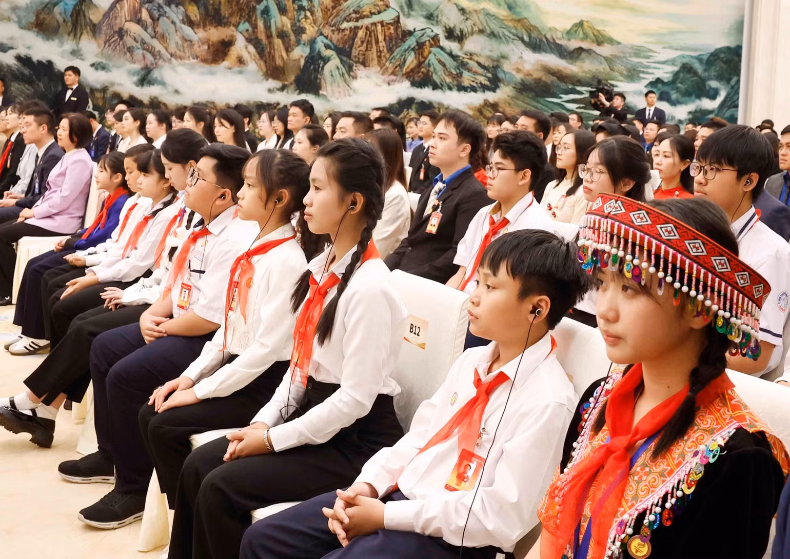 vna-potal-tong-bi-thu-chu-tich-nuoc-to-lam-va-tong-bi-thu-chu-tich-nuoc-tap-can-binh-gap-go-thanh-nien-hai-nuoc-8702398.jpg
