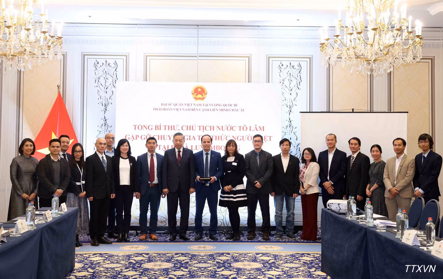 vna-potal-tong-bi-thu-chu-tich-nuoc-to-lam-gap-go-chuyen-gia-tri-thuc-nguoi-viet-nam-tai-bi-va-luxembourg-1338.jpg