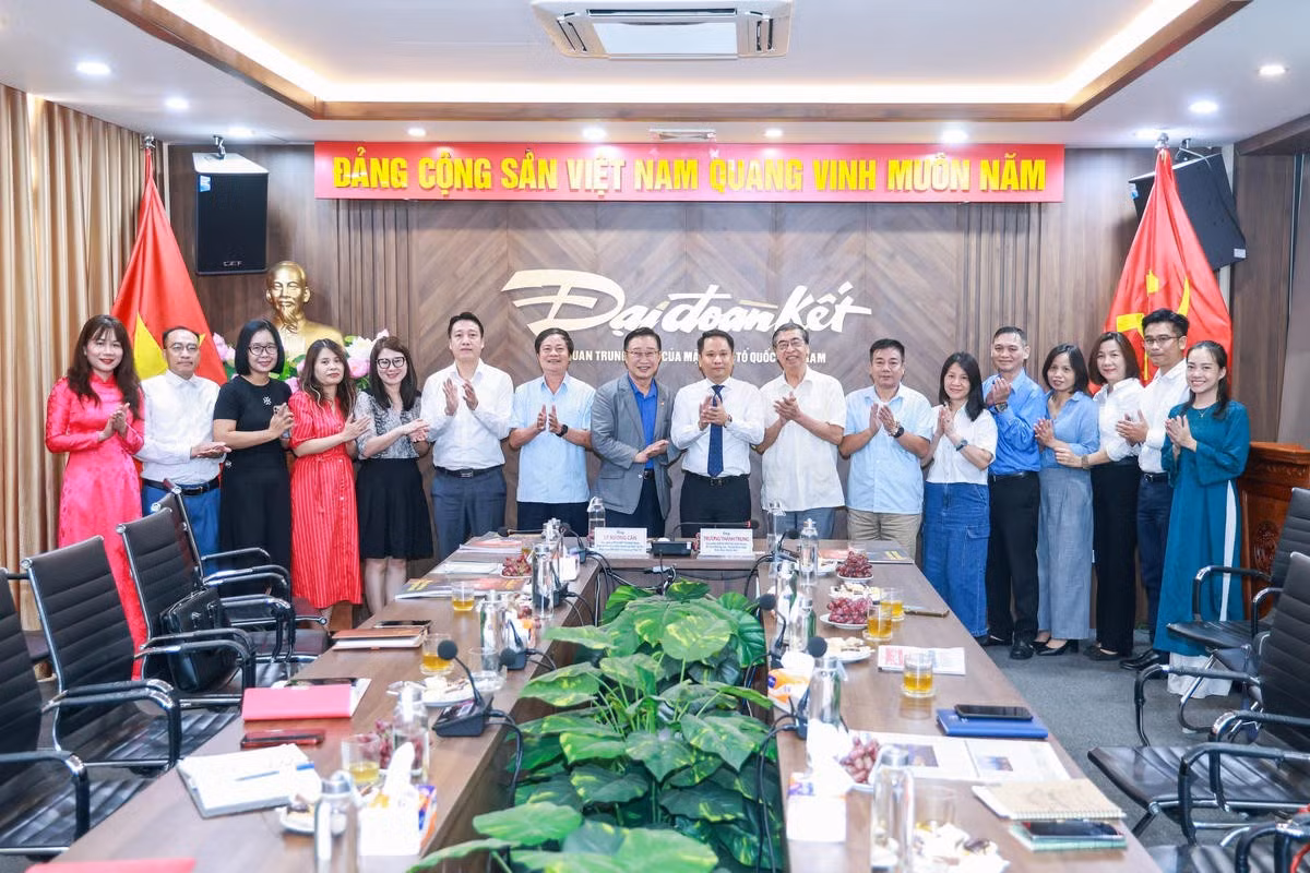 Lãnh đạo Báo Đại đoàn kết cùng các đại biểu chụp ảnh lưu niệm. (Ảnh: Quang Vinh)