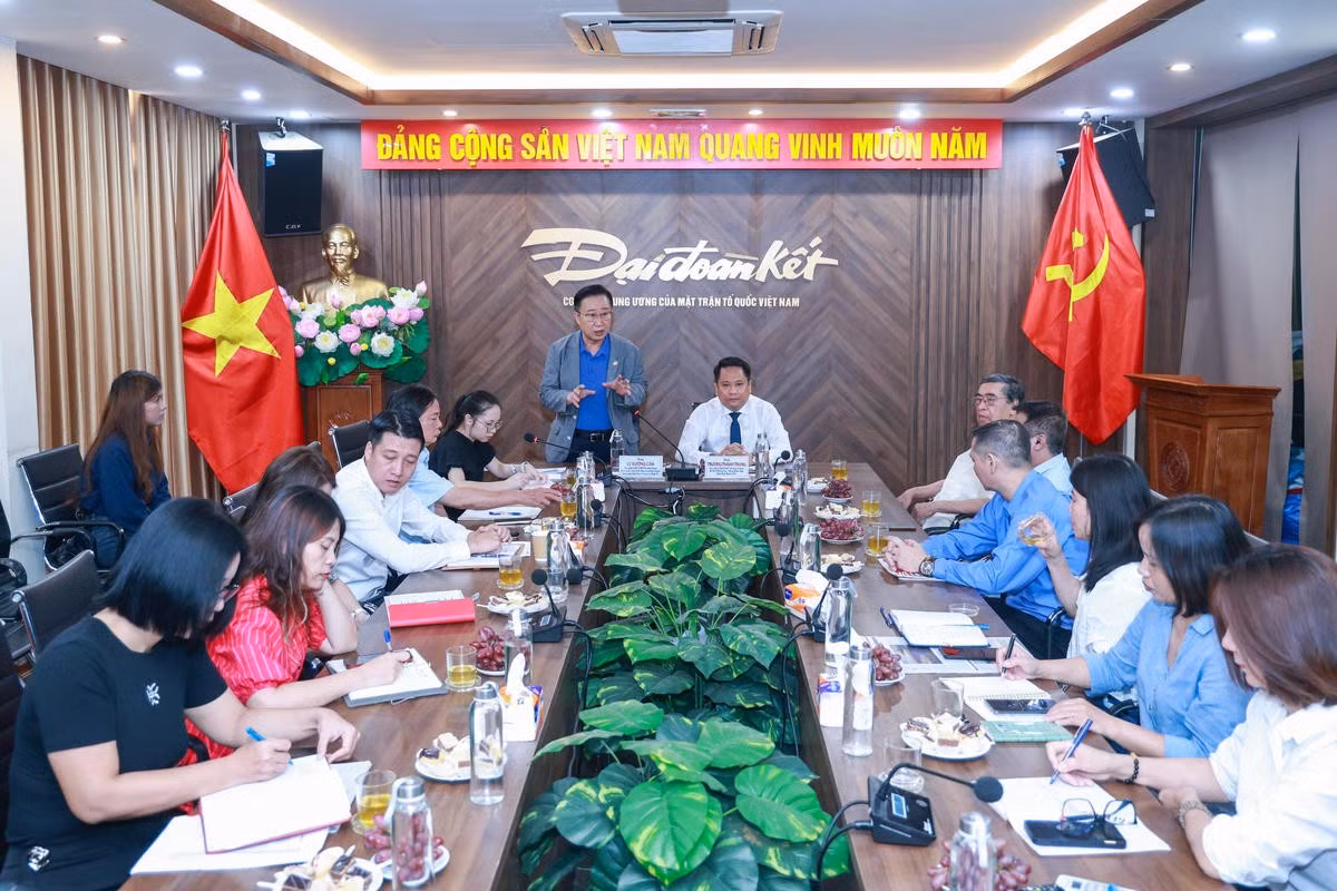 Toàn cảnh buổi tiếp và làm việc giữa Báo Đại đoàn kết và đoàn công tác do ông Lý Xương Căn dẫn đầu. (Ảnh: Quang Vinh)