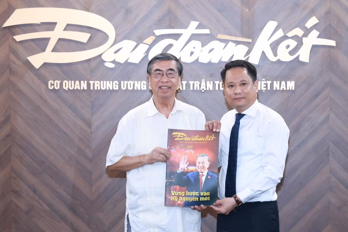 Tổng Biên tập Trương Thành Trung trao tặng ông Nguyễn Phú Bình số báo đặc biệt của Báo Đại đoàn kết. (Ảnh: Quang Vinh)