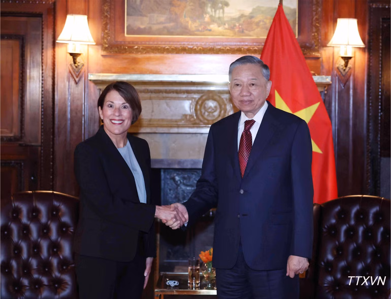 vna-potal-tong-bi-thu-chu-tich-nuoc-to-lam-tiep-hieu-truong-truong-kinh-doanh-standford-2439.jpg
