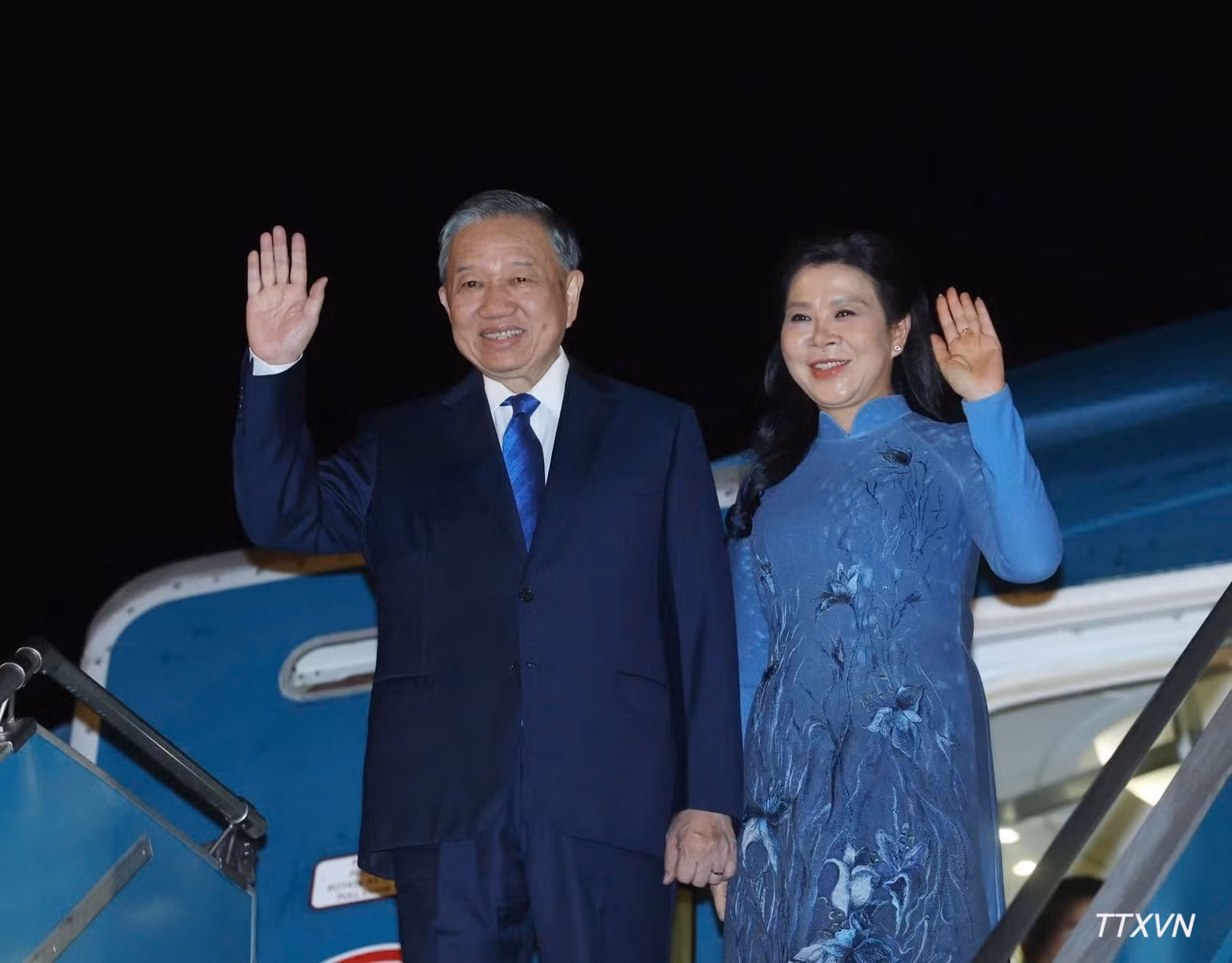 vna-potal-tong-bi-thu-chu-tich-nuoc-to-lam-va-phu-nhan-len-duong-tham-dan-mach-eu-va-bi.jpg