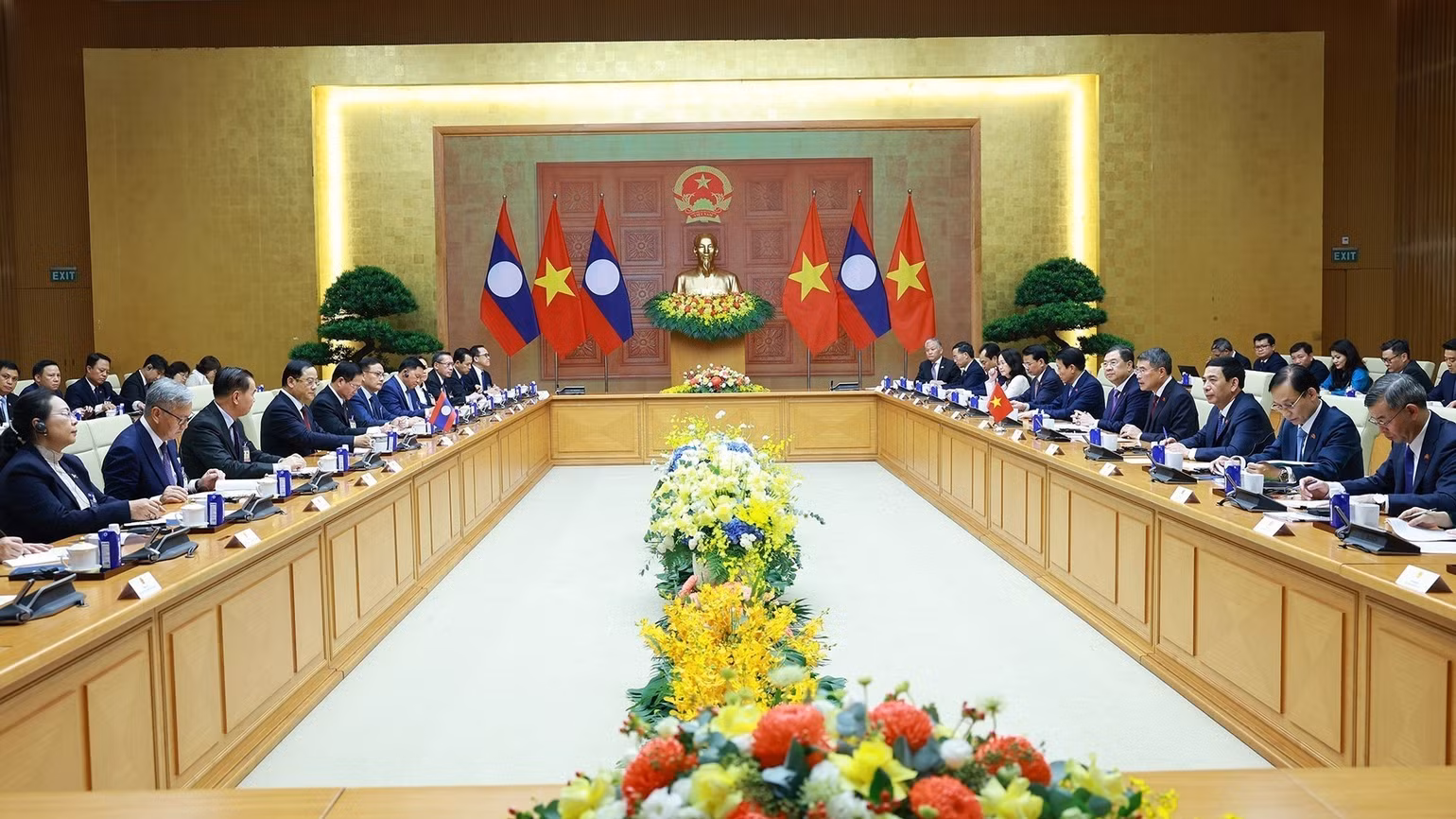 vna-potal-thu-tuong-le-minh-hung-va-thu-tuong-lao-sonexay-siphandone-hoi-dam-8810882-7643.jpg