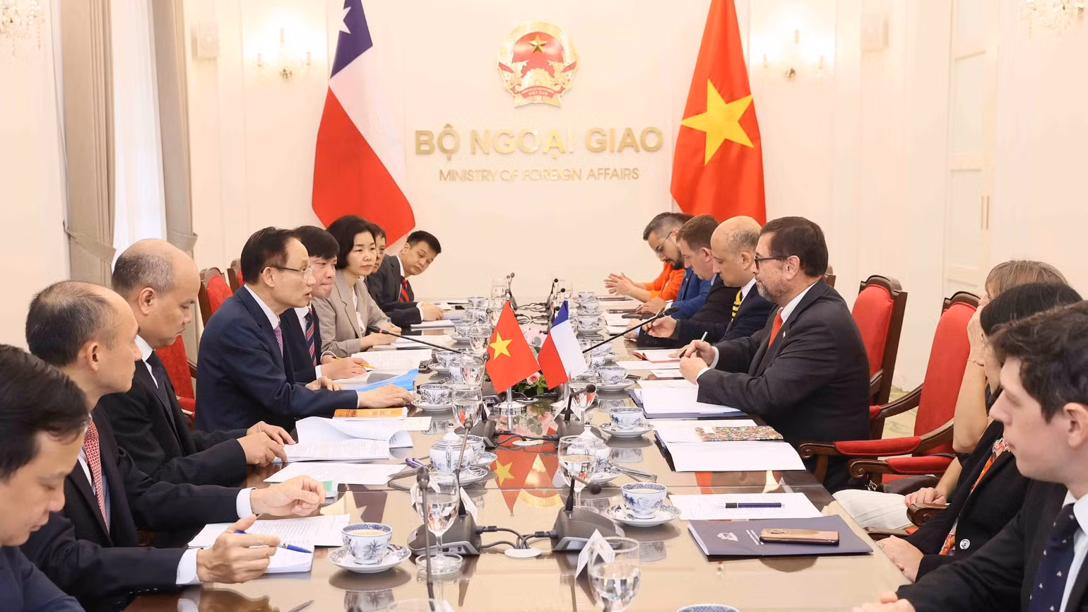 vna-potal-bo-truong-ngoai-giao-le-hoai-trung-hoi-dam-voi-bo-truong-ngoai-giao-cong-hoa-chile-8975036-8106.jpg