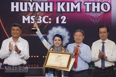 Trung tướng Lê Xuân Thế (bìa trái), Ủy viên Trung ương Đảng, Ủy viên Quân ủy Trung ương, Phó Bí thư Đảng ủy, Tư lệnh Quân khu 7; Trưởng Ban Tuyên giáo Thành ủy Dương Anh Đức và Tổng Giám đốc Cơ quan Báo và Phát thanh, Truyền hình Thành phố Lê Văn Minh trao Chuông Vàng cho thí sinh Huỳnh Kim Tho. (Ảnh: LINH BẢO)