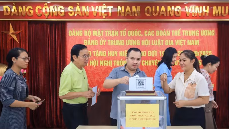 Hội Luật gia Việt Nam ủng hộ đồng bào bị ảnh hưởng bởi thiên tai. (Nguồn: Hội Luật gia Việt Nam)