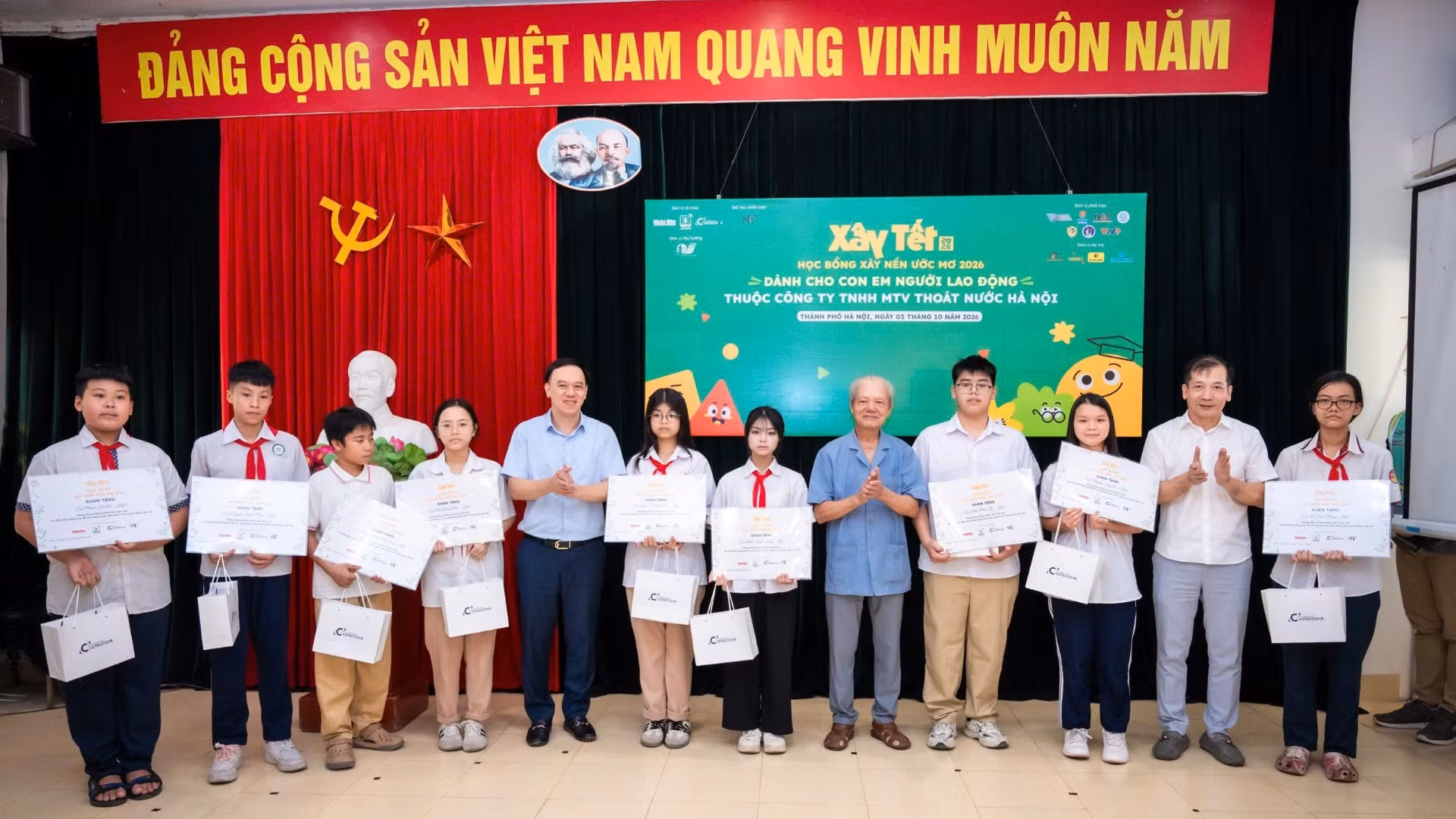 Ông Ngô Việt Anh, Giám đốc Trung tâm Phát triển Truyền thông, Báo Nhân Dân; ông Tống Văn Nga, Thành viên độc lập Hội đồng Quản trị Công ty cổ phần Xây dựng Coteccons và ông Phạm Ngọc Toàn, Ủy viên Thường vụ Đảng ủy, Phó Tổng Giám đốc Công ty TNHH Một thành viên Thoát nước Hà Nội trao học bổng cho các em học sinh. (Ảnh: VIỆT HÀ)