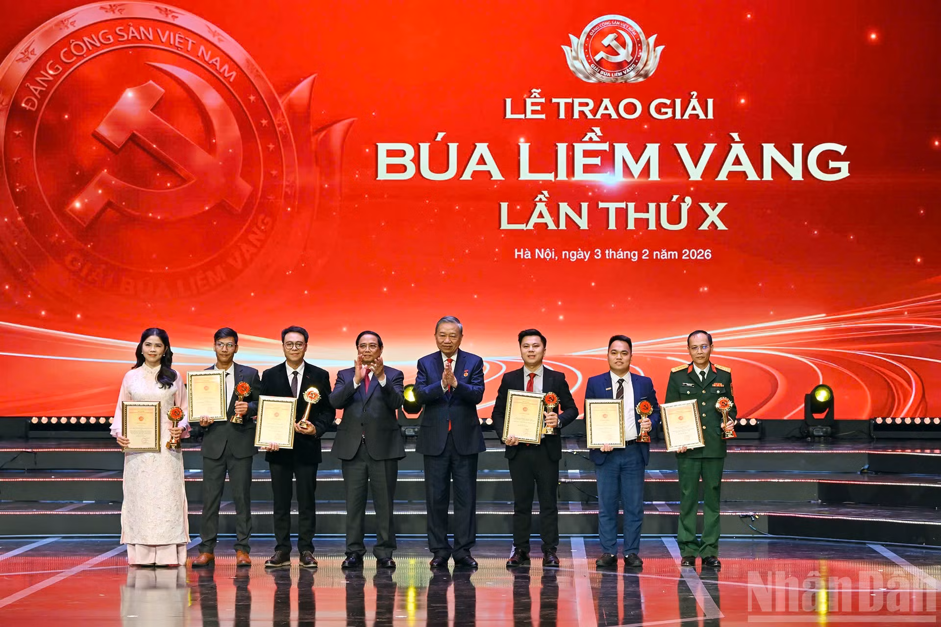 Tổng Bí thư Tô Lâm và Thủ tướng Chính phủ Phạm Minh Chính trao giải A cho các tác giả, đại diện nhóm tác giả. (Ảnh: THỦY NGUYÊN)