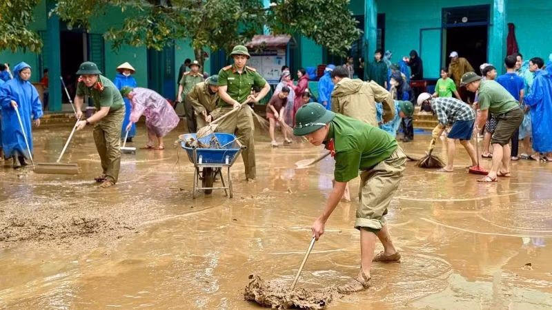 Các lực lượng ra quân hỗ trợ địa phương dọn dẹp sau lũ.