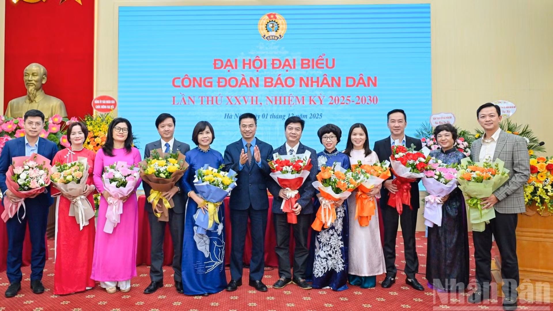 Phó Chủ tịch thường trực Công đoàn Khoa học và Công nghệ Việt Nam Phạm Quang Hưởng tặng hoa chúc mừng Ban Chấp hành Công đoàn Báo Nhân Dân khóa XXVII, nhiệm kỳ 2025-2030.
