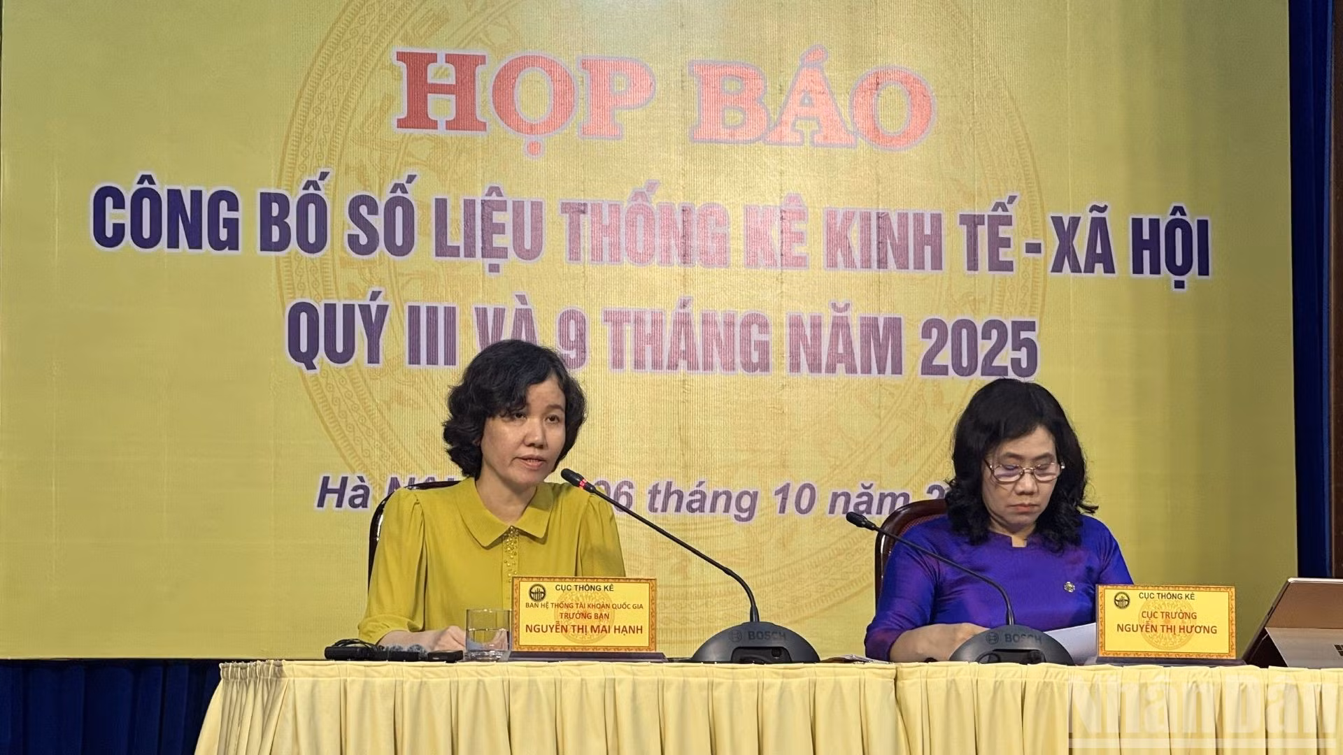 Bà Nguyễn Thị Mai Hạnh (áo vàng), Trưởng Ban Hệ thống Tài khoản Quốc gia, Cục Thống kê, Bộ Tài chính trả lời tại họp báo. (Ảnh: HNV)