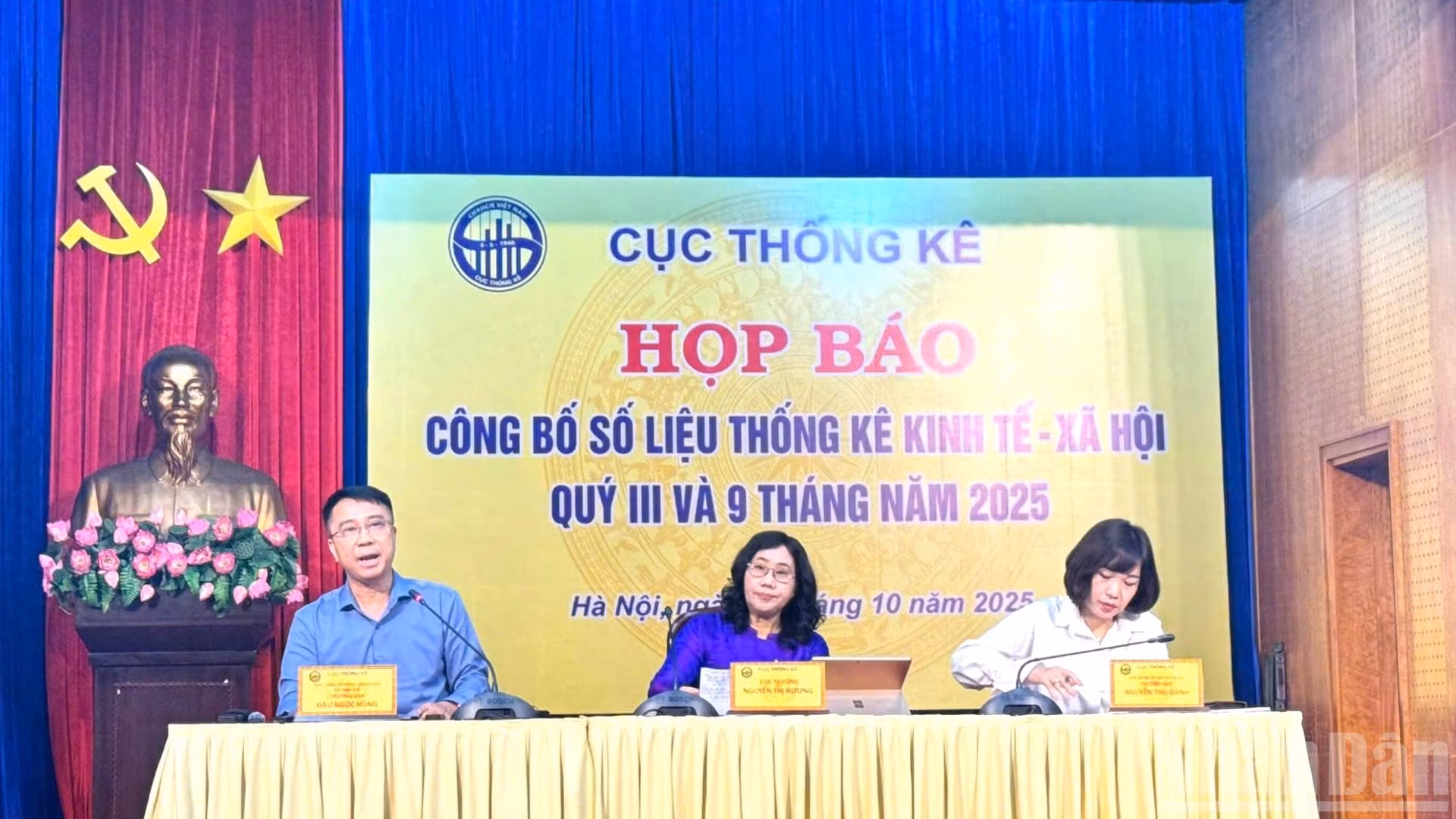 Đại diện lãnh đạo Cục Thống kê trả lời câu hỏi của báo chí tại họp báo. (Ảnh: HNV)