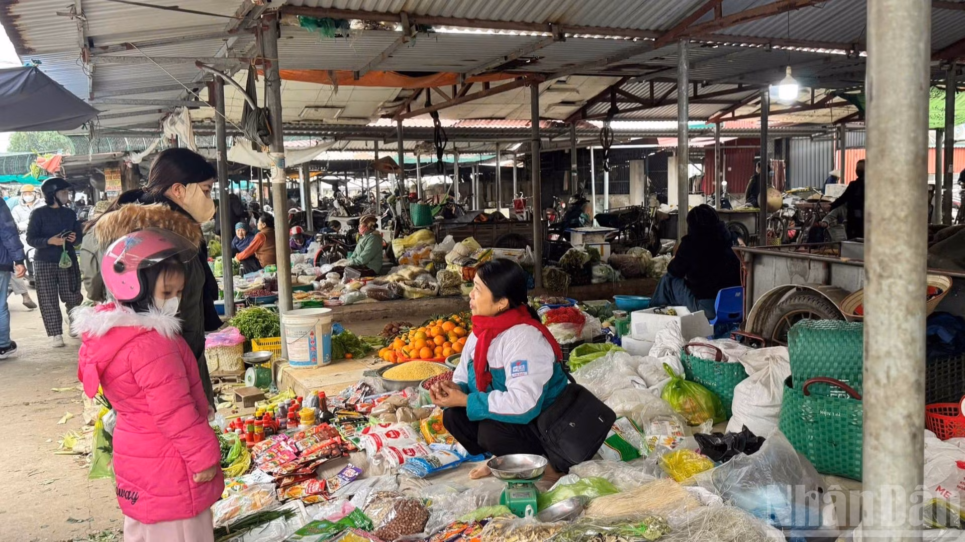 Một phiên chợ quê ở Hưng Yên. (Ảnh: HNV)
