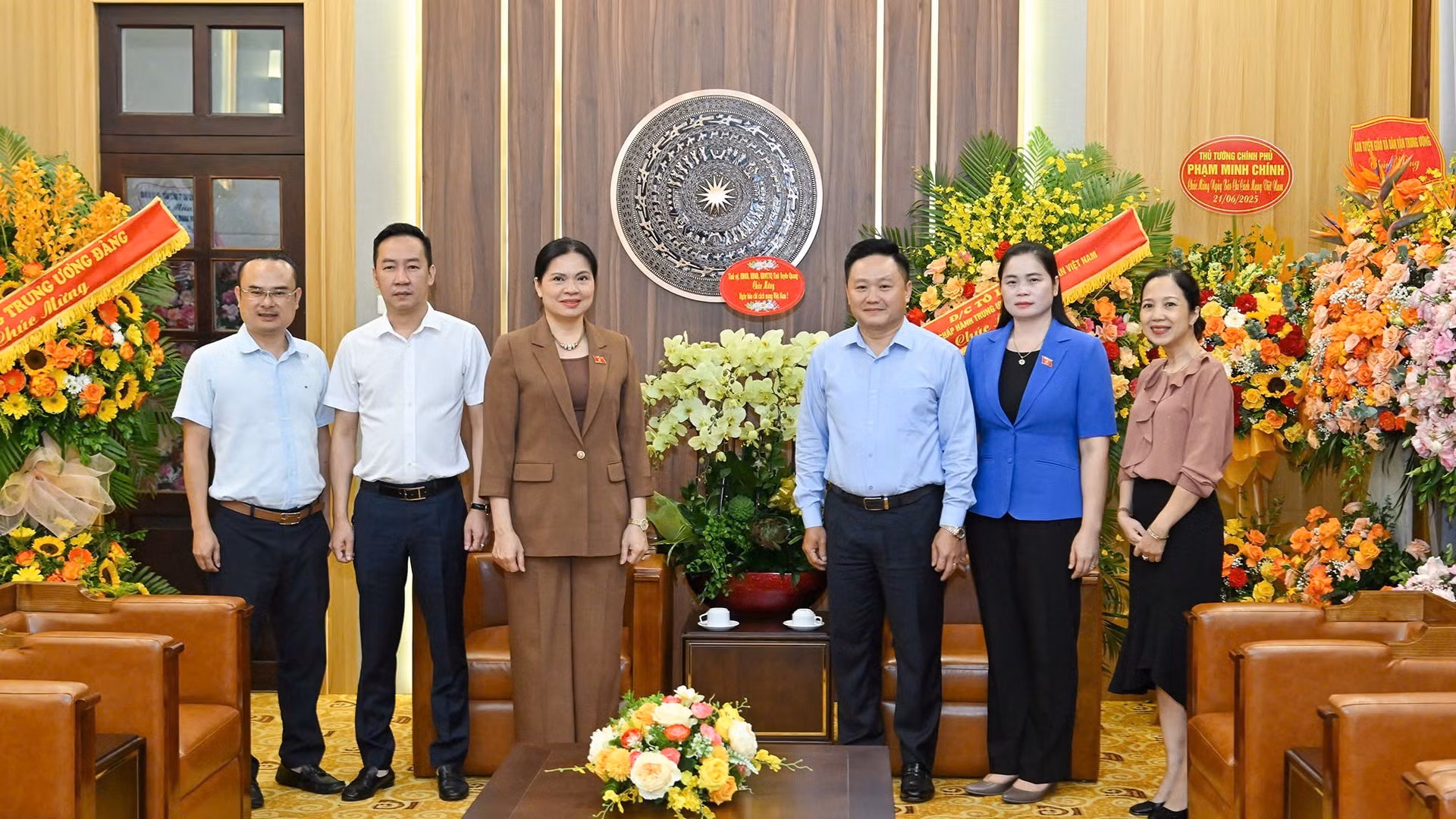 Đoàn Tỉnh ủy, Ủy ban nhân dân tỉnh Tuyên Quang do đồng chí Hà Thị Nga, Ủy viên Trung ương Đảng, Bí thư Tỉnh ủy, Trưởng Đoàn đại biểu quốc hội tỉnh là Trưởng đoàn đã đến thăm và chúc mừng Báo Nhân Dân. 