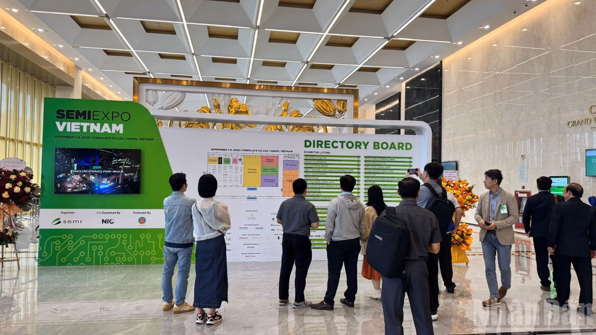Đại biểu, doanh nghiệp, người dân xem chỉ dẫn tại khuôn viên triển lãm. (Ảnh: HNV)