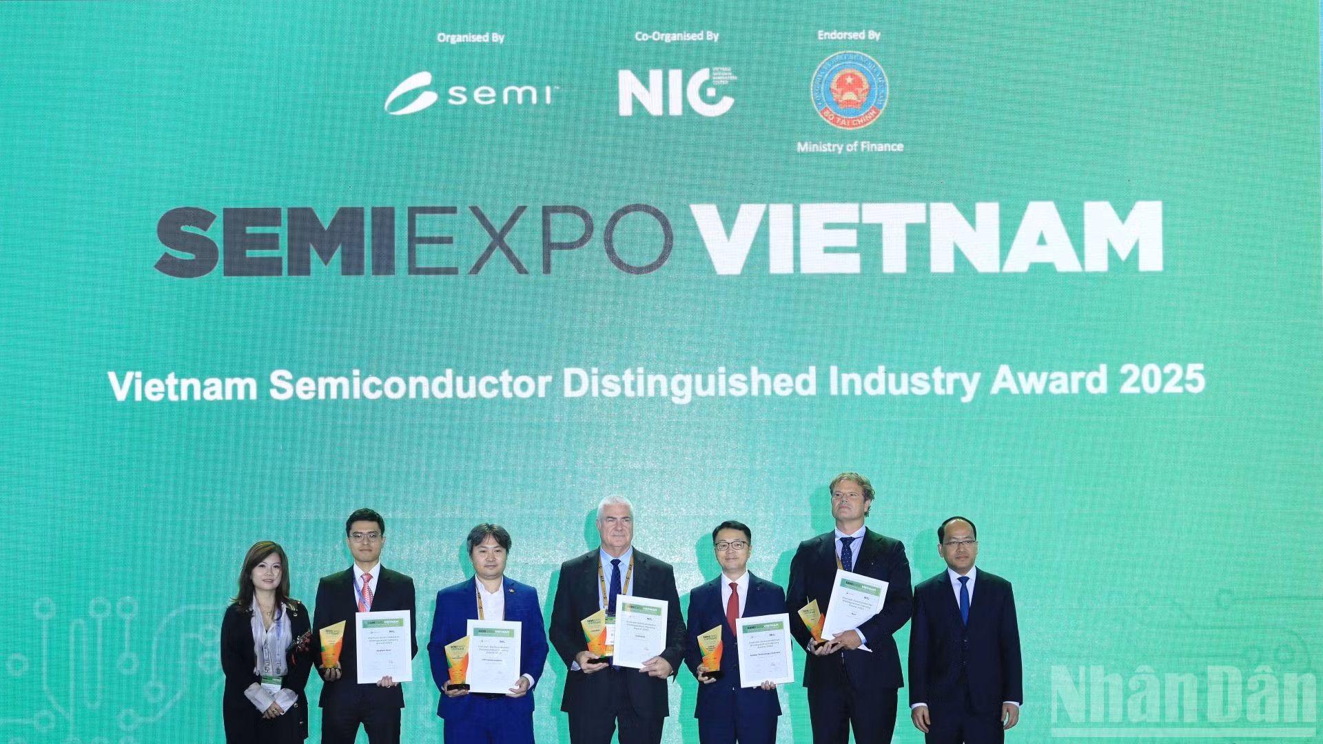 Vinh danh các đơn vị bán dẫn xuất sắc tại lễ khai mạc.
