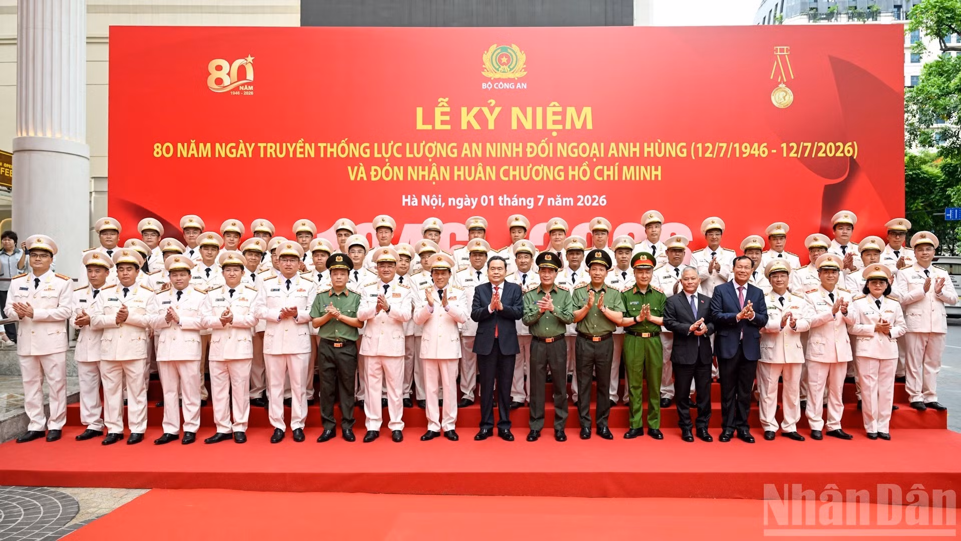 Chủ tịch Quốc hội Trần Thanh Mẫn và các đồng chí lãnh đạo Đảng, Nhà nước, Bộ Công an với lực lượng An ninh đối ngoại.